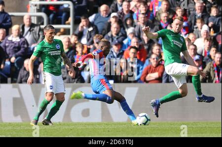 Le Wilfried Zaha (au centre) du Crystal Palace tire vers le but Banque D'Images