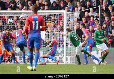 Brighton & Hove Albion's Anthony Knockaert (au centre à droite) marque le deuxième but de son côté du jeu Banque D'Images