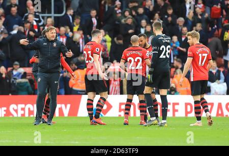 Ralph Hasenhuttl, directeur de Southampton (à gauche) célèbre après le coup de sifflet final avec les joueurs Banque D'Images