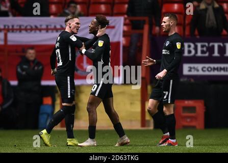 Ronan Curtis (à gauche) de Portsmouth célèbre son premier but avec Jamal Lowe (au centre) et Tom Naylor (à droite) Banque D'Images