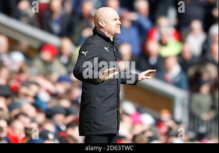 Sean Dyche, responsable de Burnley, donne des instructions à ses joueurs Banque D'Images