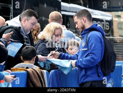 Eden Hazard de Chelsea signe pour les fans lorsqu'il arrive devant de la correspondance Banque D'Images