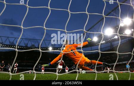 Pierre-Emerick Aubameyang d'Arsenal (au centre, caché) marque le deuxième but de son côté du jeu à partir de la zone de pénalité Banque D'Images