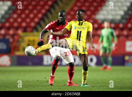 Mouhamadou-Naby Sarr de Charlton Athletic (à gauche) et Lucas Akins de Burton Albion bataille pour le ballon Banque D'Images