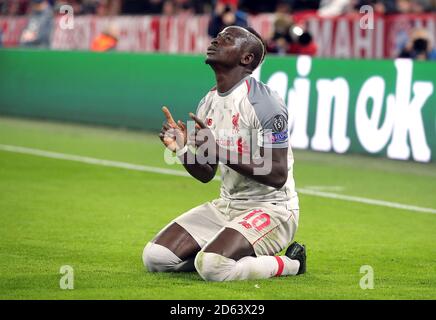 Le Sadio Mane de Liverpool célèbre le premier but de son camp le jeu Banque D'Images