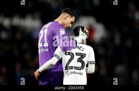 Kelle Roos (à gauche) et Duane Holmes, gardien de but du comté de Derby, réagissent après le sifflet final Banque D'Images