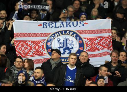 Les fans de Chelsea tiennent une bannière dans les tribunes Banque D'Images