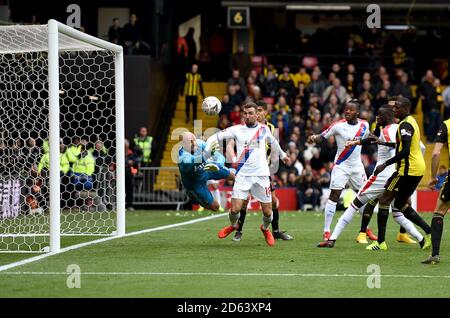 Le gardien de but de Watford Heurelho Gomes (à gauche) enregistre un tir sur le but Banque D'Images