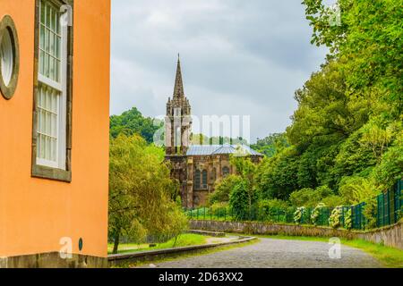 Eglise et bâtiments sur la rive de Lagoa das Furnas, Sao Miguel, Açores, Portugal Banque D'Images