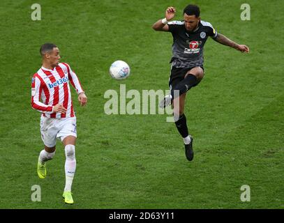 Tom Ince de Stoke City (à gauche) et Liam Moore de Reading pendant Le championnat Sky Bet au stade bet365 Banque D'Images