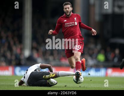 Floyd Ayite de Fulham (à gauche) s'attaque à Adam Lalluana de Liverpool Banque D'Images