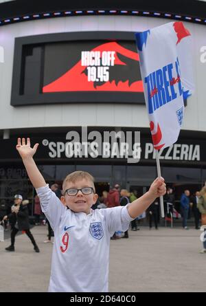 Un jeune fan d'Angleterre avant le match Banque D'Images