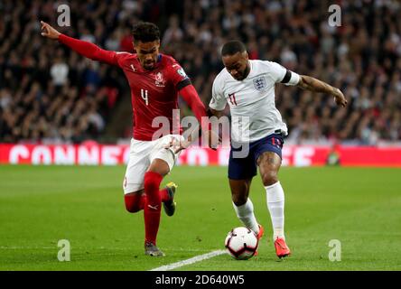 Raheem Sterling en action avec Theodor Gebe en République tchèque Sélassie Banque D'Images