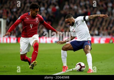 Raheem Sterling en action avec Theodor Gebe en République tchèque Sélassie Banque D'Images