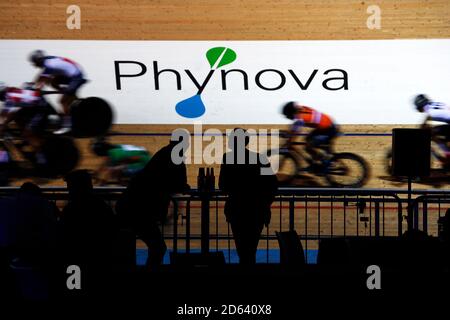 Les fans regardent l'action de la course féminine de 20 km points au cours de la première journée de la série de six jours de Manchester au centre national de cyclisme de HSBC Royaume-Uni. Banque D'Images