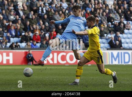 Tom Bayliss (à gauche) de Coventry City tire devant Luke d'Oxford United Garbutt Banque D'Images