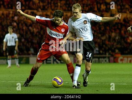 Malcolm Christie, Middlesbrough (l) et Darren Fletcher, Manchester United, se disputent le ballon Banque D'Images