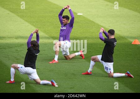 Les joueurs de Stoke City se réchauffent sur le terrain au BET 365 Stadium avant le match du championnat Sky Bet contre Sheffield mercredi. Banque D'Images