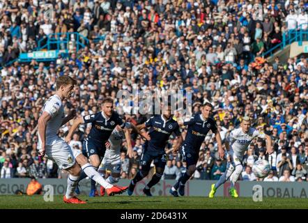 Patrick Bamford (à gauche) de Leeds United tire de la zone de pénalité et des échecs Banque D'Images