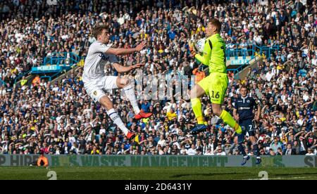 Patrick Bamford (à gauche) de Leeds United contre le gardien de Millwall David Martin Banque D'Images