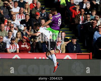 Enda Stevens de Sheffield United (à gauche) et Josh Brownhill de Bristol City disputent un cueilleur. Banque D'Images