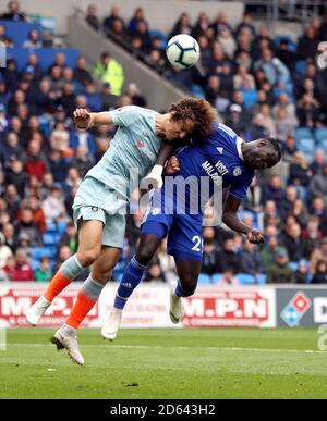 Oumar Niasse de Cardiff (à droite) et David Luiz de Chelsea pour le ballon dans l'air Banque D'Images