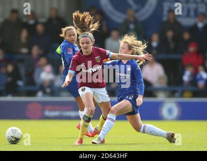 Erin Cuthbert (à droite) et West Ham United Women's Leanne Kiernan bataille pour le ballon Banque D'Images