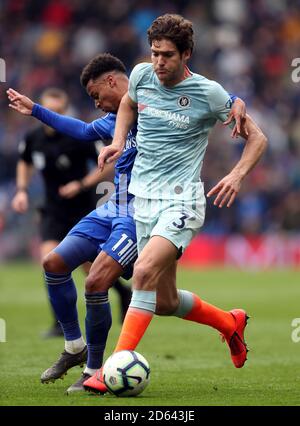 Josh Murphy de Cardiff (à gauche) et Marcos Alonso de Chelsea pour le ballon Banque D'Images