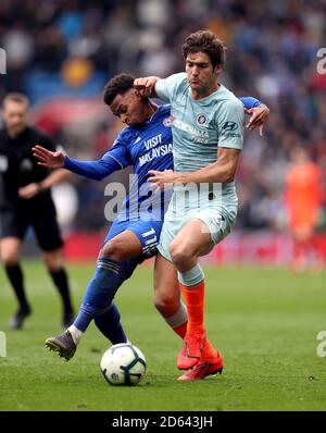 Josh Murphy de Cardiff (à gauche) et Marcos Alonso de Chelsea pour le ballon Banque D'Images