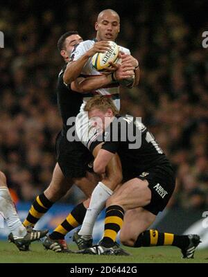 Tom Varndell de Leicester Tigers (c) est attaqué par les London Wasps Stuart Abbott (r) et Jeremy Staunton (l) Banque D'Images