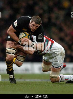 Martin Corry (r) de Leicester Tigers s'attaque à Simon Shaw des London Wasps Banque D'Images