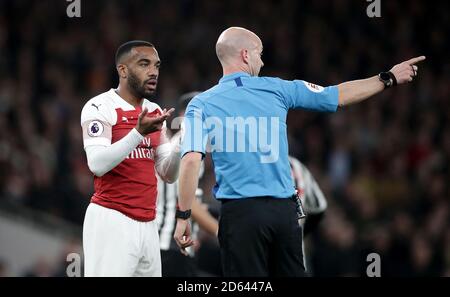 Alexandre Lacazette d'Arsenal fait appel à l'arbitre Anthony Taylor après son les parties ont un but exclu Banque D'Images