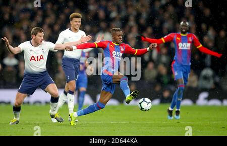 Wilfried Zaha (centre) du Crystal Palace en action Banque D'Images