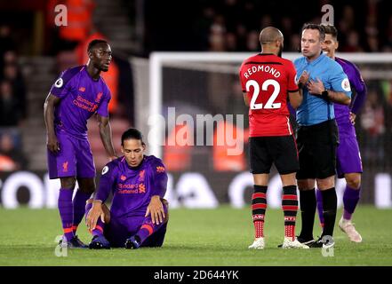 Virgile van Dijk de Liverpool (deuxième à gauche) Après un défi, vous vous assoit sur le sol comme Nathan de Southampton Redmond parle avec l'arbitre Paul Tierney (à droite) Banque D'Images