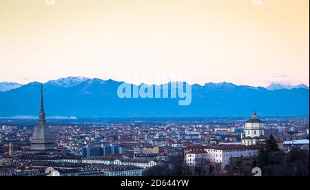 TURIN, ITALIE - VERS AOÛT 2020 : vue panoramique avec horizon au coucher du soleil. Magnifiques montagnes des Alpes en arrière-plan. Banque D'Images