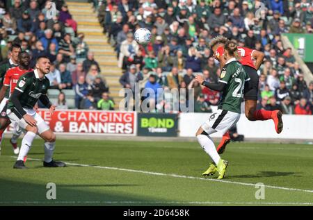 Lyle Taylor (à droite) de Charlton Athletic marque le premier but de son côté le jeu Banque D'Images