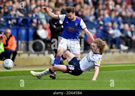 Gwion Edwards, de la ville d'Ipswich, est attaqué par la Luca de Bolton Wanderers Connell Banque D'Images