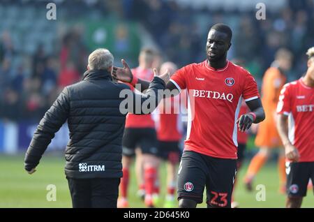 Lee Bowyer, directeur de Charlton Athletic, et Mouhamadou-Naby Sarr, de Charlton Athletic célèbre après le sifflet final Banque D'Images