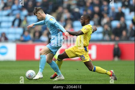 Tom Bayliss de Coventry City (à gauche) et Abu Ogogo de Bristol Rovers bataille pour le ballon Banque D'Images