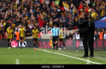 Wolverhampton Wanderers Manager Nuno Espirito Santo (à droite) comme Troy de Watford Deeney marque ses côtés deuxième but à partir de la zone de pénalité en plus de temps Banque D'Images