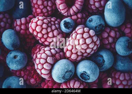 Mélange de bleuets et de framboise surgelés Banque D'Images