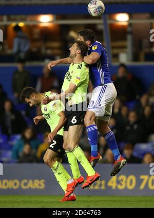 Lukas Jutkiewicz (à droite), de Birmingham City, lutte pour le ballon contre George Baldock (à gauche) et Chris Basham (au centre) de Sheffield United Banque D'Images