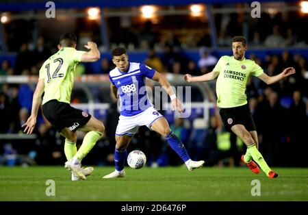 Che Adams (au centre) de Birmingham City lutte pour le bal avec John Egan de Sheffield United (à gauche) pendant le championnat Sky Bet Match au stade des trophées de mille milliards de St Andrew Banque D'Images