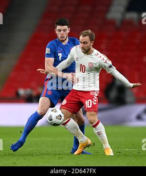 Declan Rice (à gauche) en Angleterre et Christian Eriksen au Danemark se battent pour le ballon lors du match de la Ligue des Nations de l'UEFA 2, League A au stade Wembley, Londres. Banque D'Images