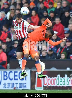 Enda Stevens de Sheffield United (à gauche) lutte contre Mahlon Romeo de Millwall Banque D'Images