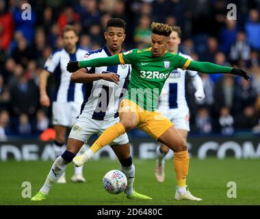 West Bromwich Albion's Mason Holgate (à gauche) et Preston North End's. Callum Robinson bataille pour le ballon Banque D'Images