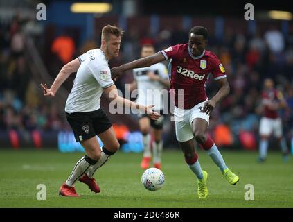 Keinan Davis (à droite) et Adam Webster de Bristol City bataille pour le ballon Banque D'Images