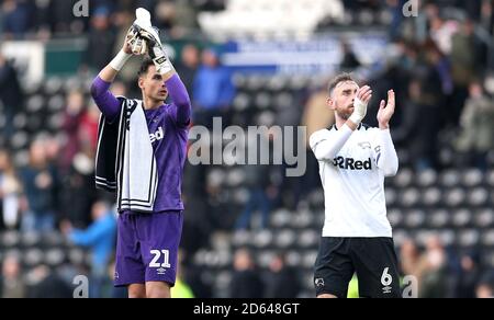 Kelle Roos, gardien de but du comté de Derby (à gauche), et Richard Keogh applaudissent les fans après le coup de sifflet final Banque D'Images