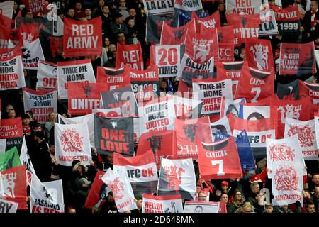 Les fans de Manchester United tiennent des banderoles dans les tribunes Banque D'Images