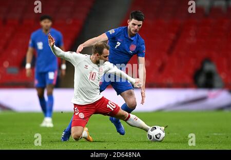 Christian Eriksen (à gauche) au Danemark et Declan Rice en Angleterre se battent pour le bal lors du match de la Ligue des Nations de l'UEFA 2, League A au stade Wembley, à Londres. Banque D'Images